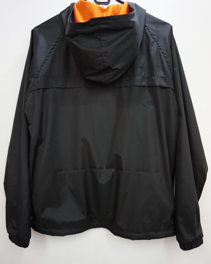 Chaqueta cortavientos negra. Diseño y producción de prendas para vestir.